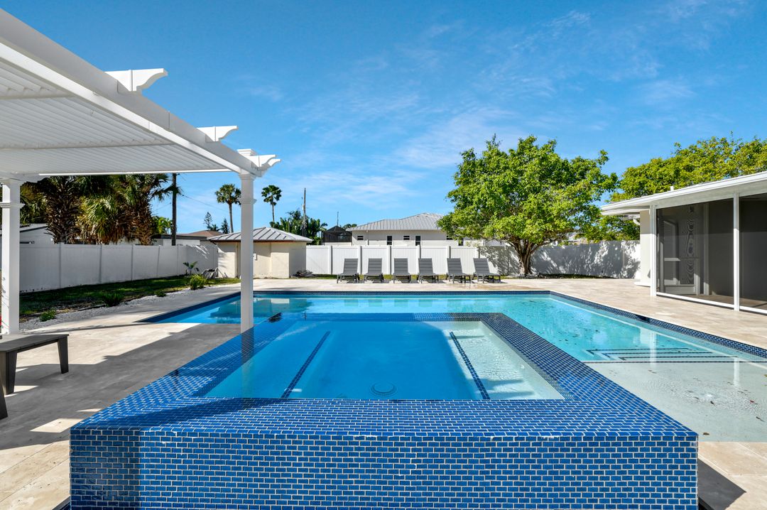 854 101st Ave N, Naples, FL 34108