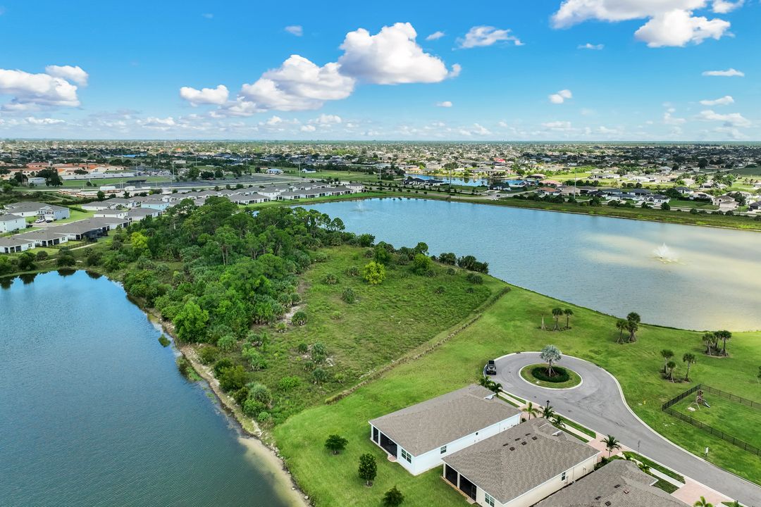 950 Stonewater Lk Ter, Cape Coral, FL 33993