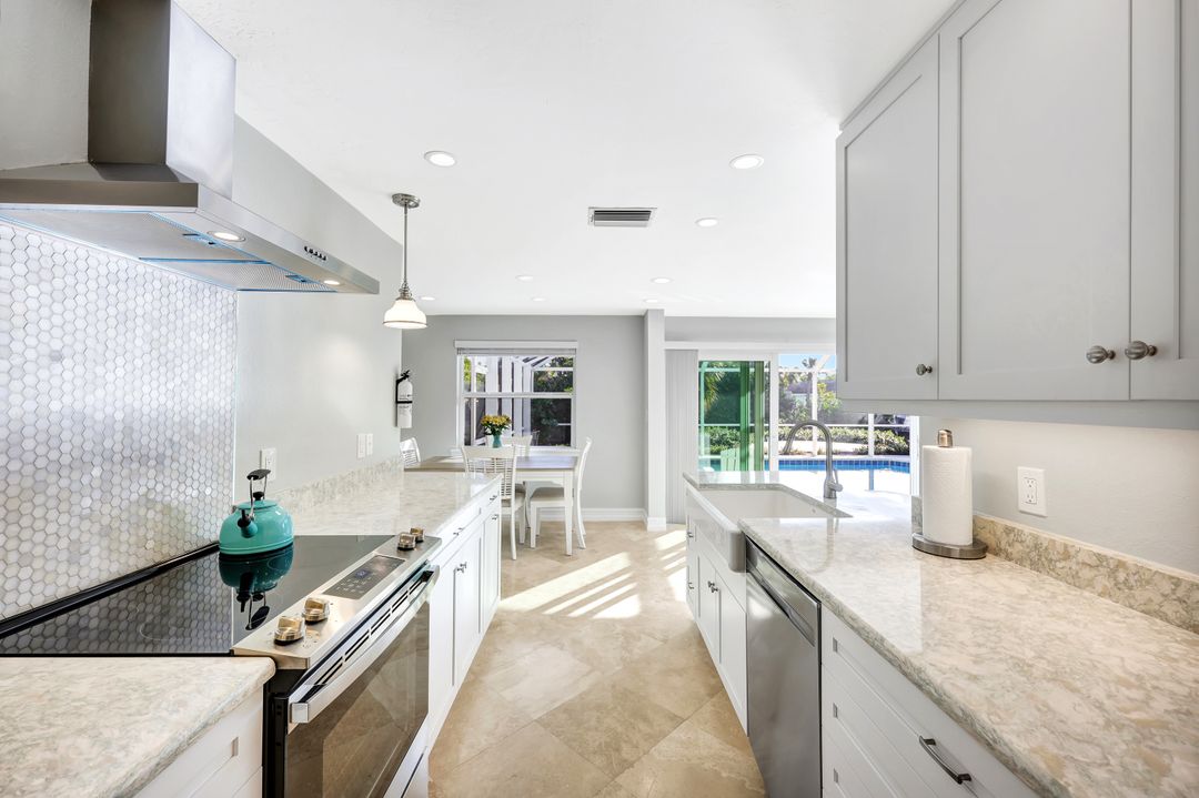 1010 Kings Crown Dr, Sanibel, FL 33957