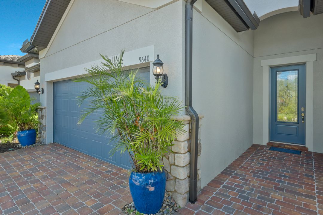 9640 Everglades Dr, Naples, FL 34120