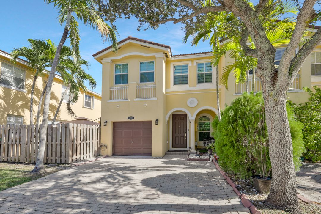 14942 SW 8th Ln, Miami, FL 33194