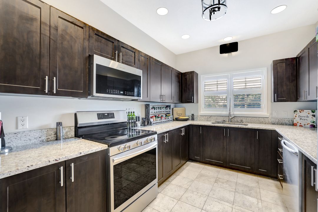 3625 Cottage Club Ln, Naples, FL 34105