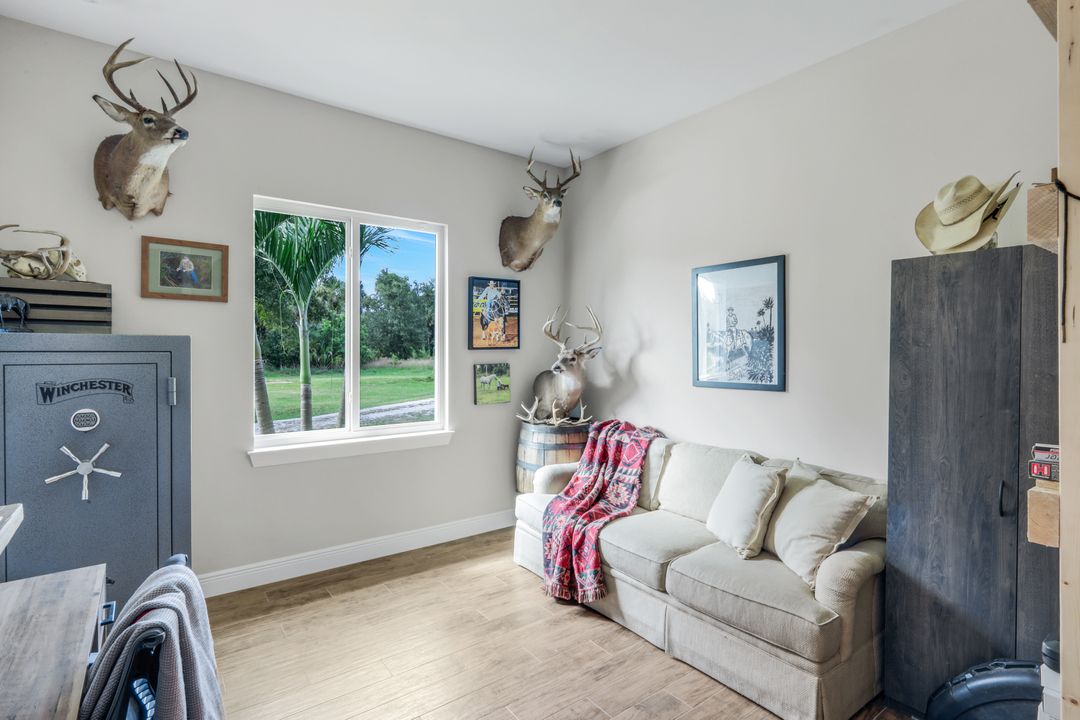 1960 Moulder Dr, Naples, FL 34120