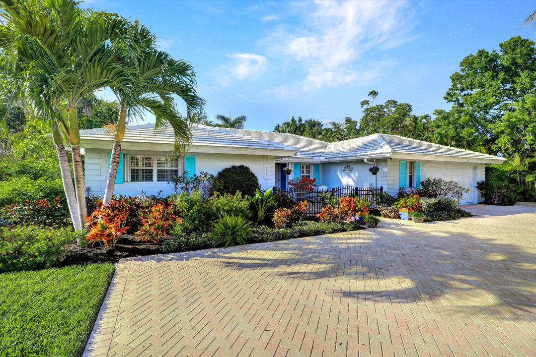 735 Old Trail Dr, Naples, FL 34103