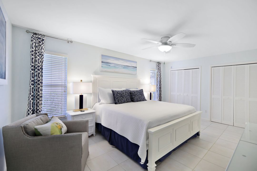 286 4th St S, Naples, FL 34102