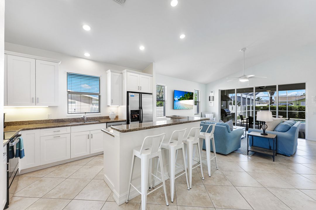 587 97th Ave N, Naples, FL 34108