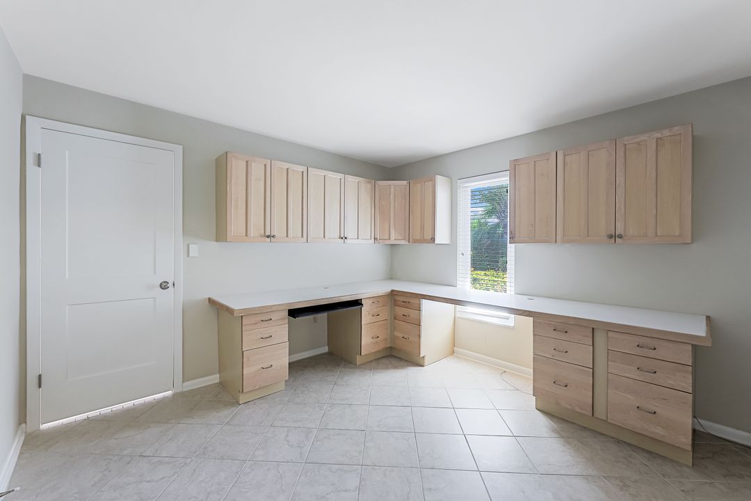 727 Park Shore Dr, Naples, FL 34103