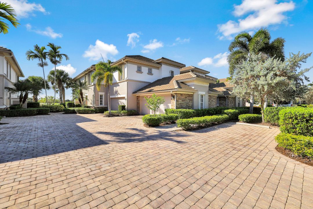8755 Coastline Ct #201, Naples, FL 34120