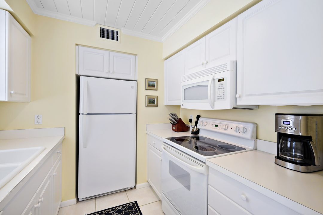 286 4th St S, Naples, FL 34102