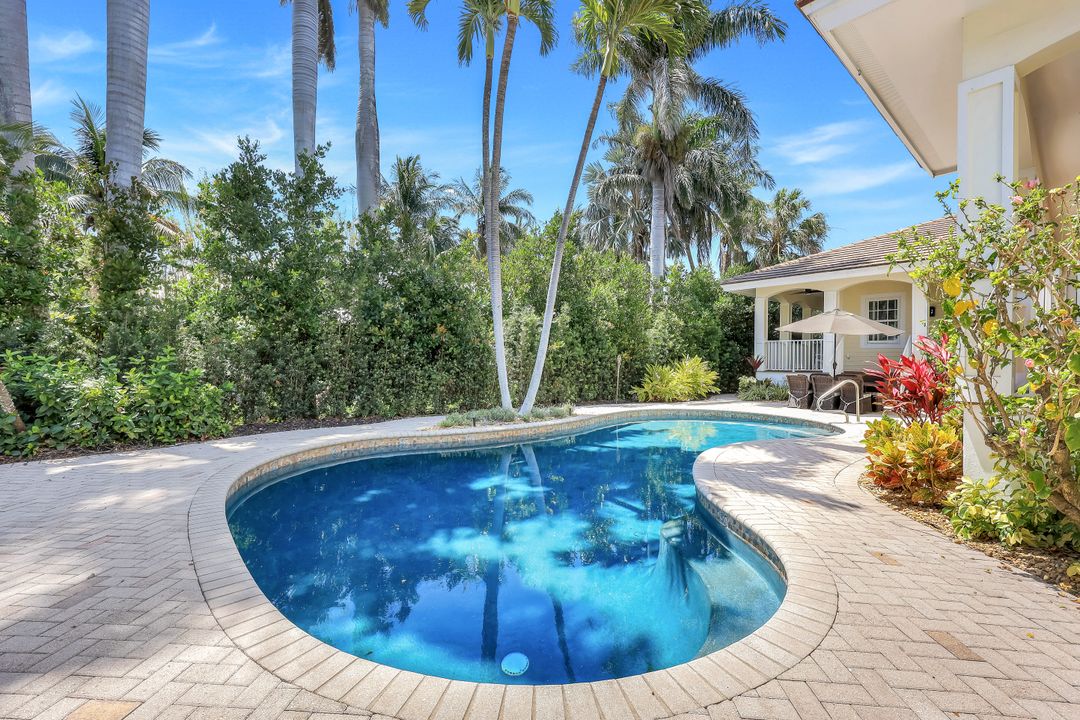 1550 Gordon Dr, Naples, FL 34102