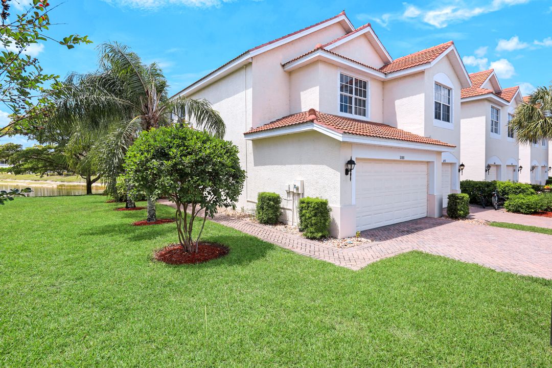 1088 Oxford Ln #48, Naples, FL 34105