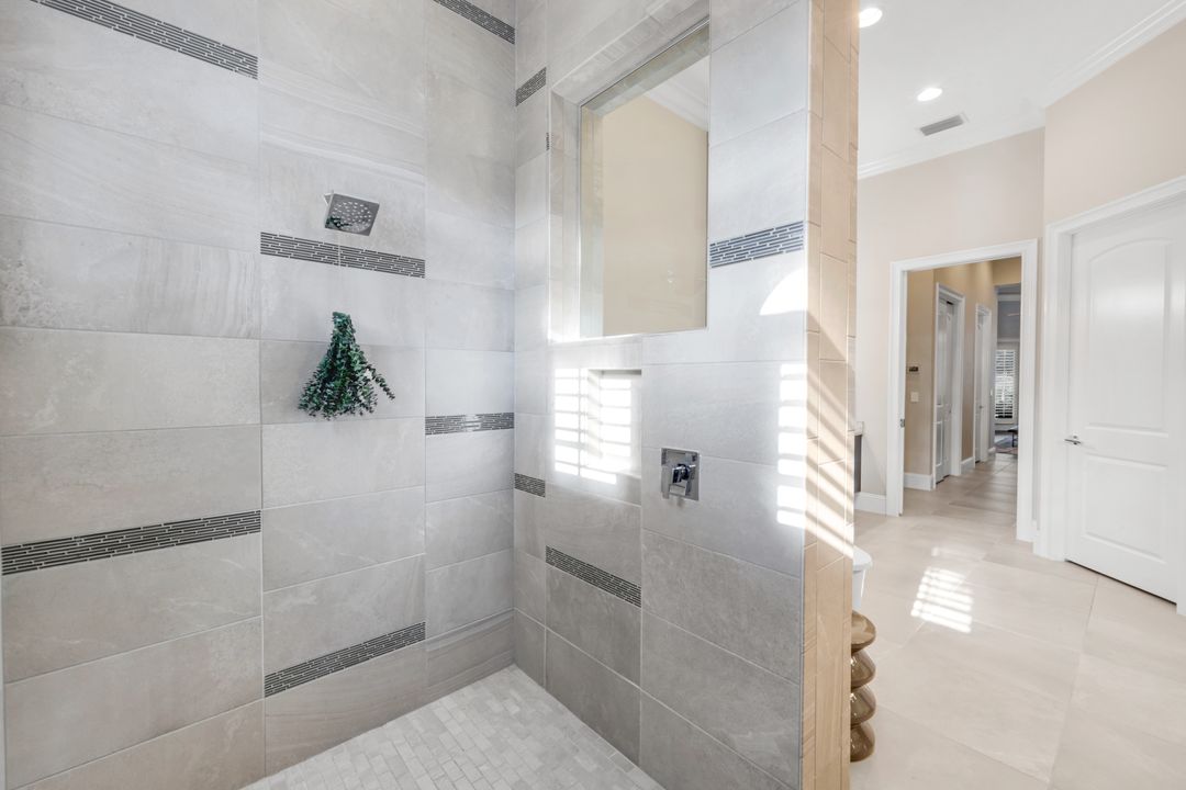 3828 Isla Del Sol Way, Naples, FL 34114