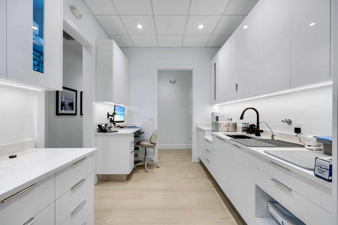 3080 Tamiami Trl E #202, Naples, FL 34112