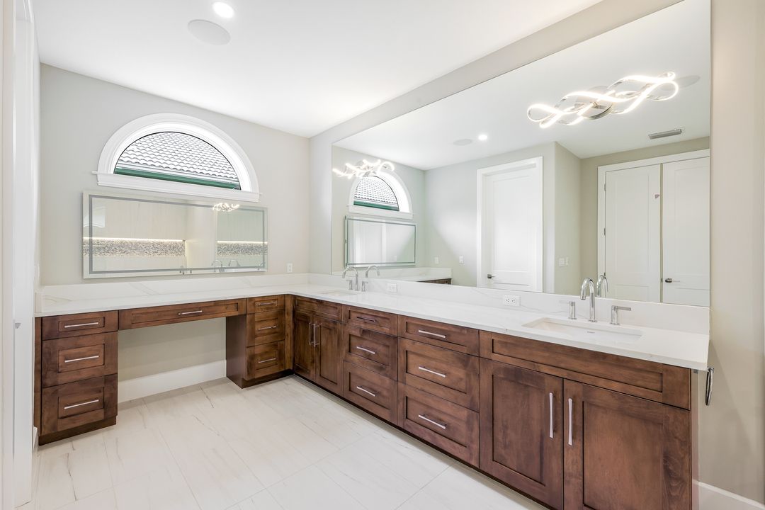 451 Saddlebrook Ln, Naples, FL 34110