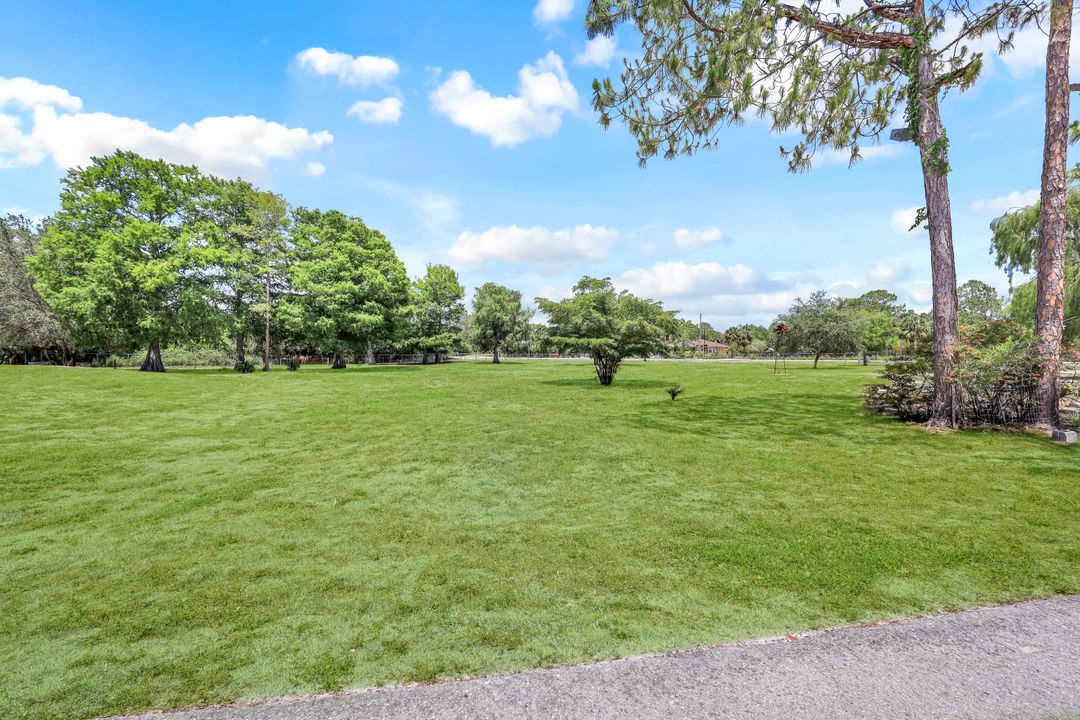 221 10th St SE, Naples, FL 34117