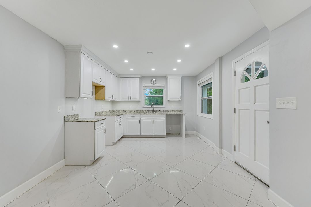 605 12th Ave NE, Naples, FL 34120