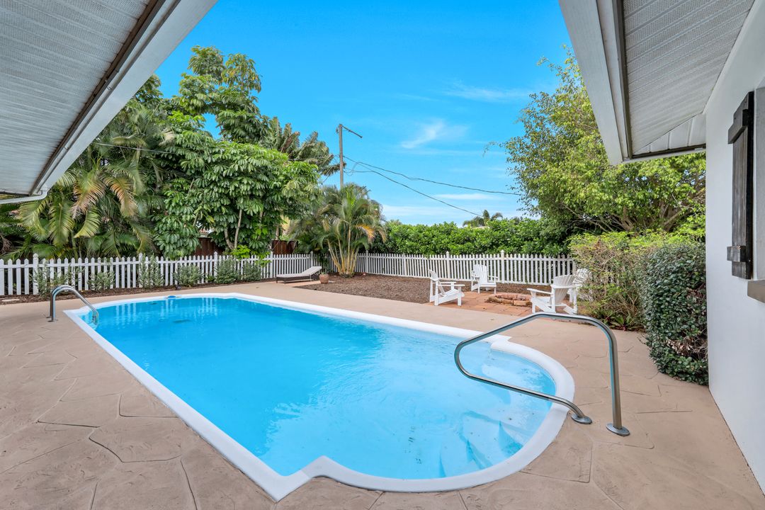 289 Burning Tree Dr, Naples, FL 34105