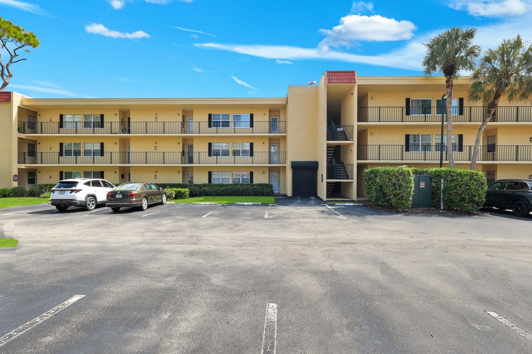 1084 Forest Lake Dr #304, Naples, FL 34105