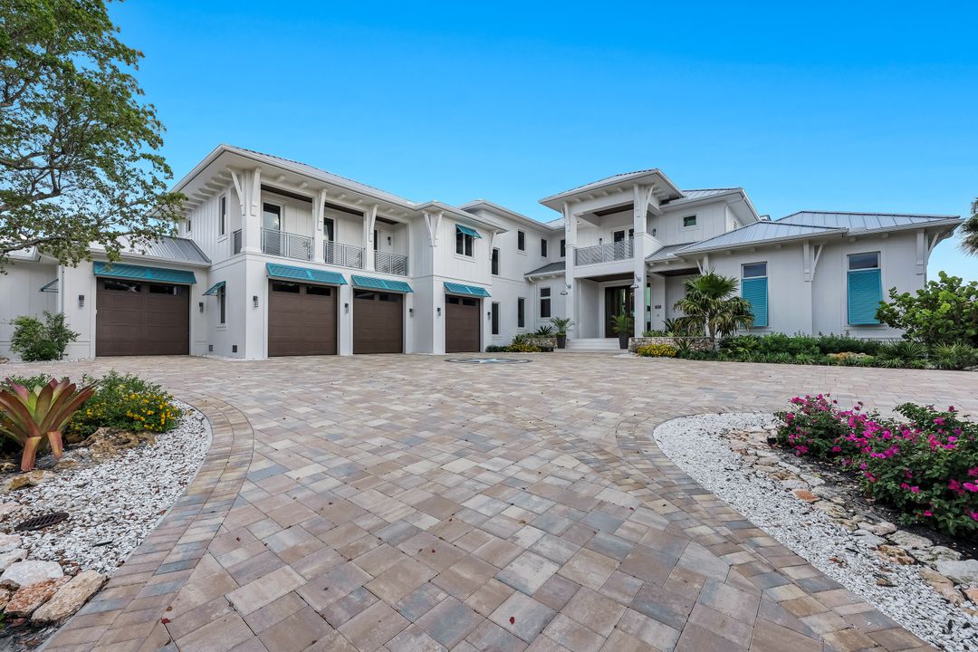380 18th Ave S, Naples, FL 34102