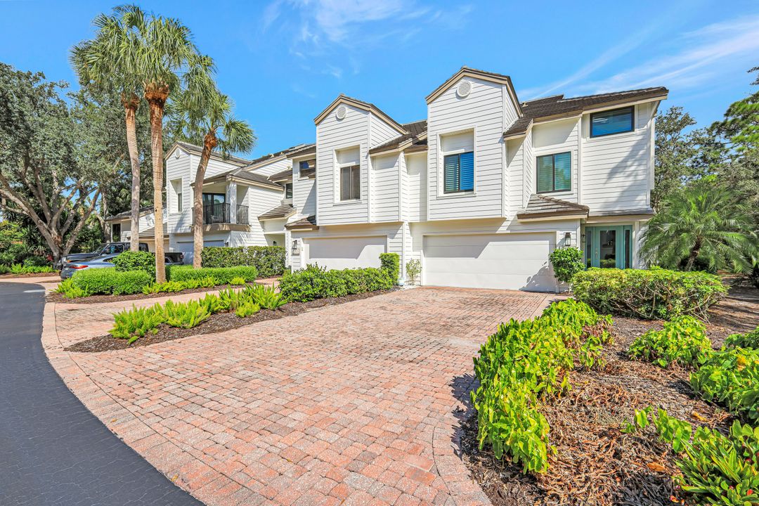 27105 Oakwood Lake Dr, Bonita Springs, FL 34134