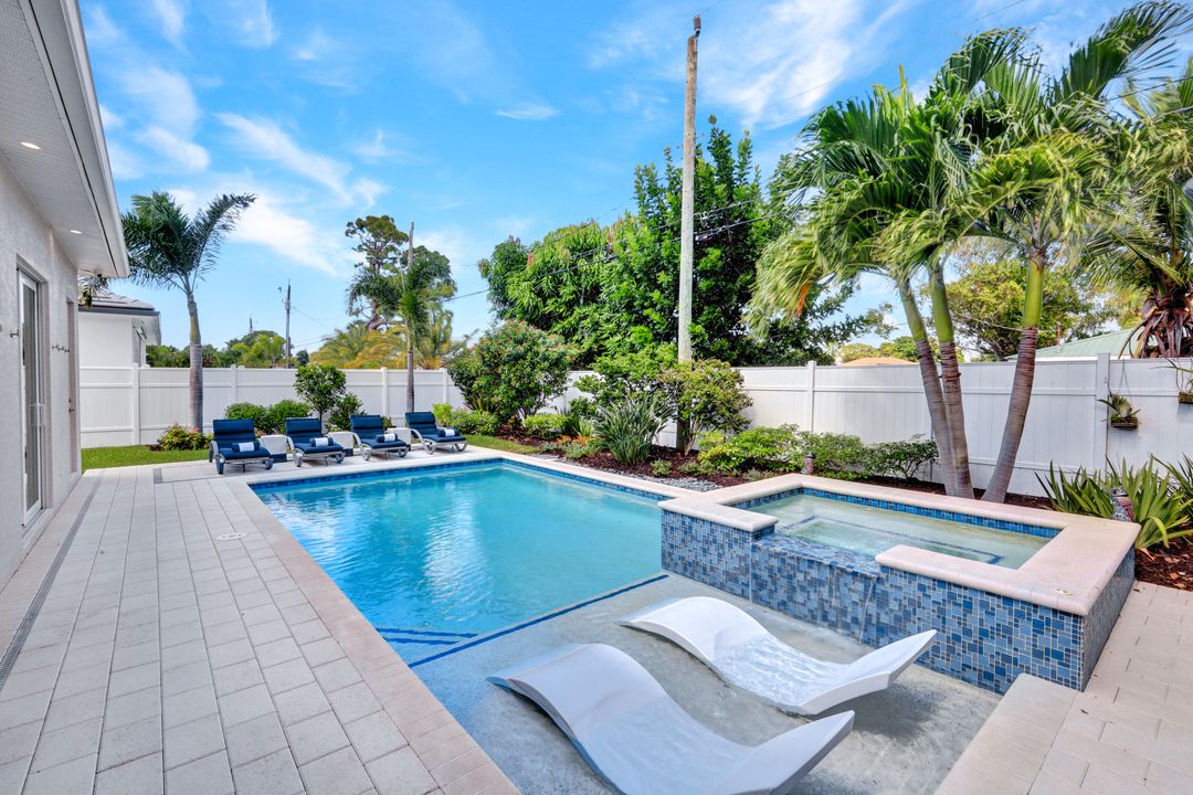 553 106th Ave N, Naples, FL 34108