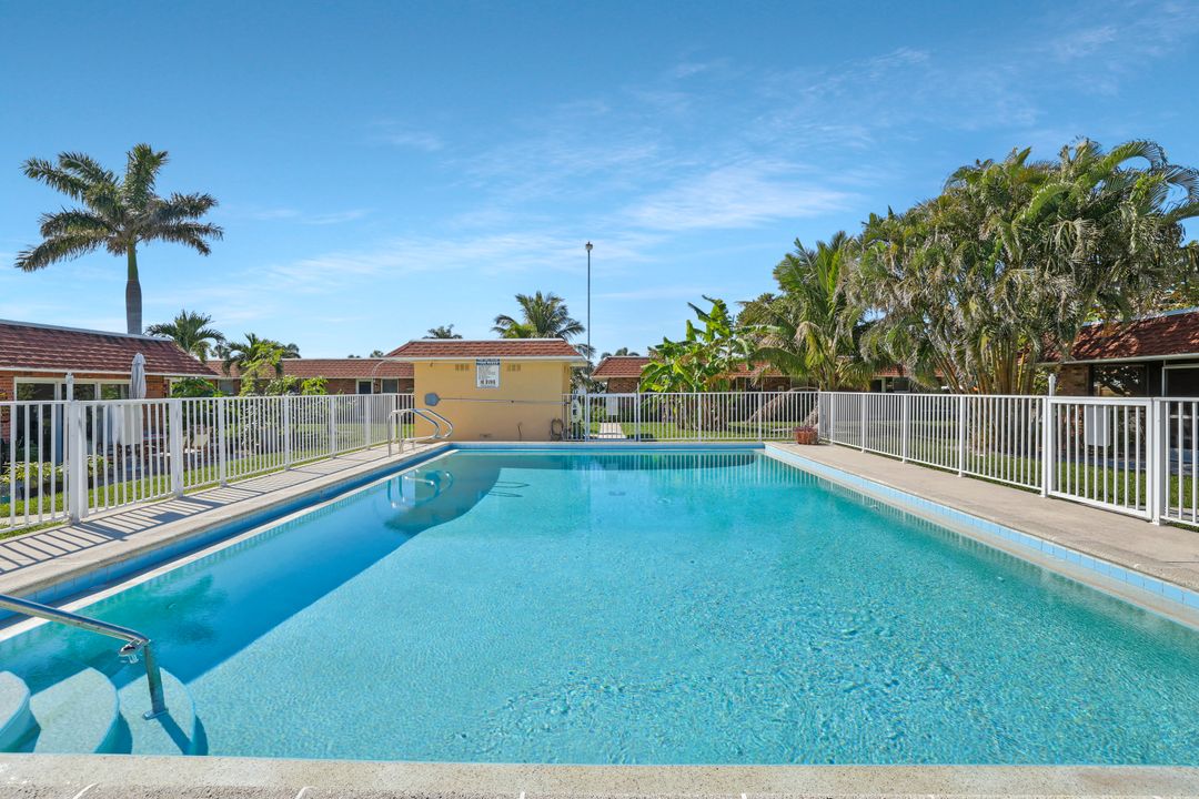 2710 Arbutus St, Naples, FL 34112