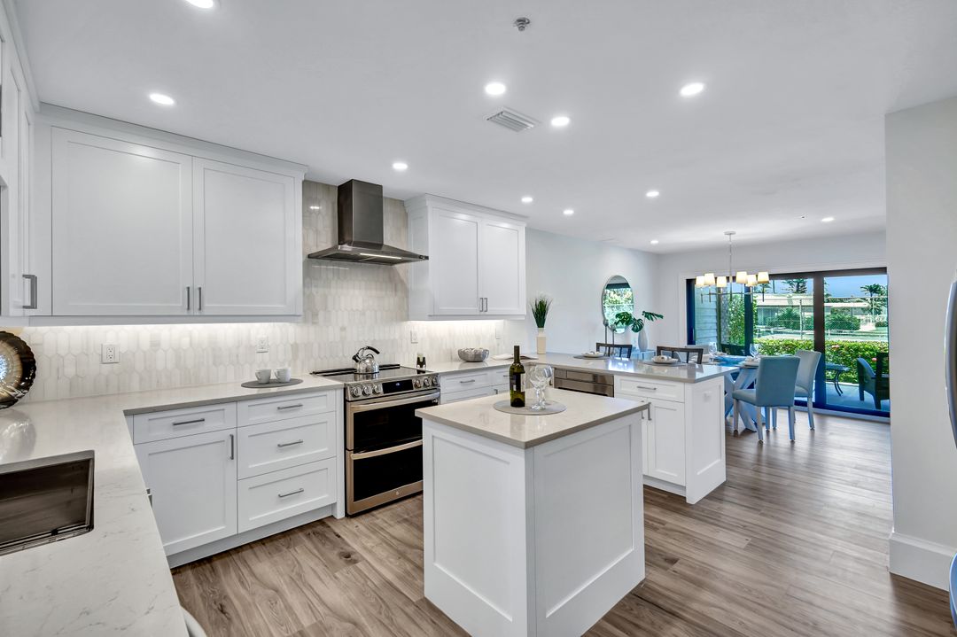 563 Park Shore Dr, Naples, FL 34103