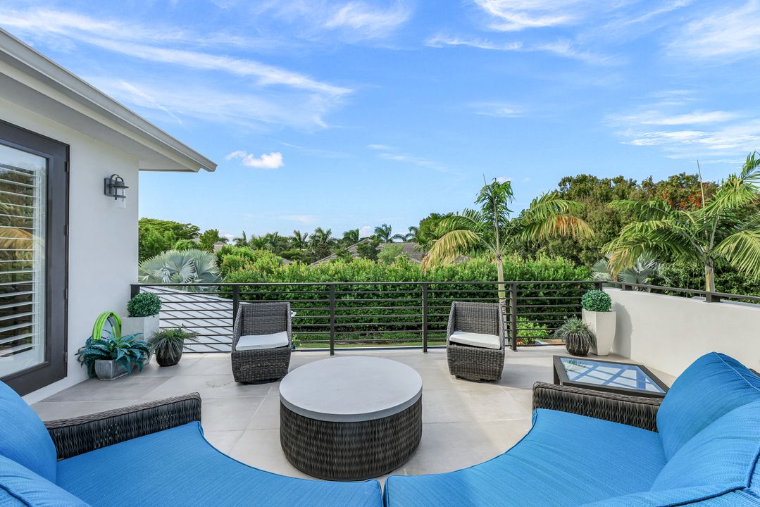679 Rudder Rd, Naples, FL 34102