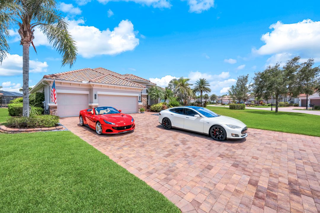 9052 Graphite Cir, Naples, FL 34120