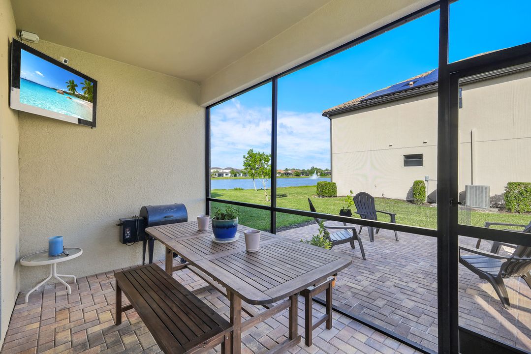 9386 Foxglove Ln, Naples, FL 34120