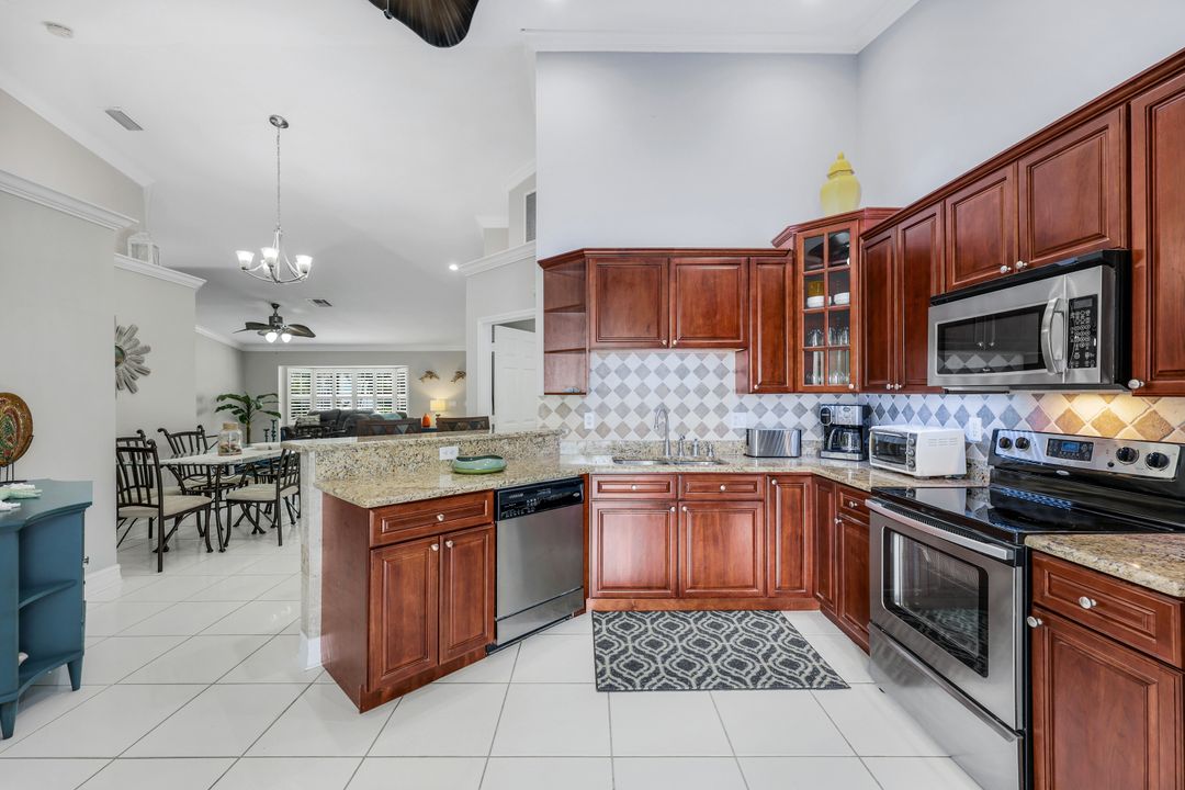 567 93rd Ave N, Naples, FL 34108