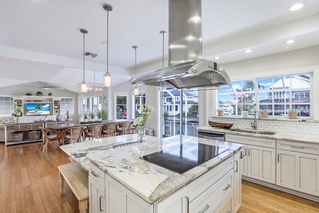 437 Tradewinds Ave, Naples, FL 34108