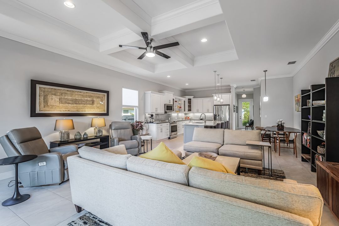 838 95th Ave N, Naples, FL 34108