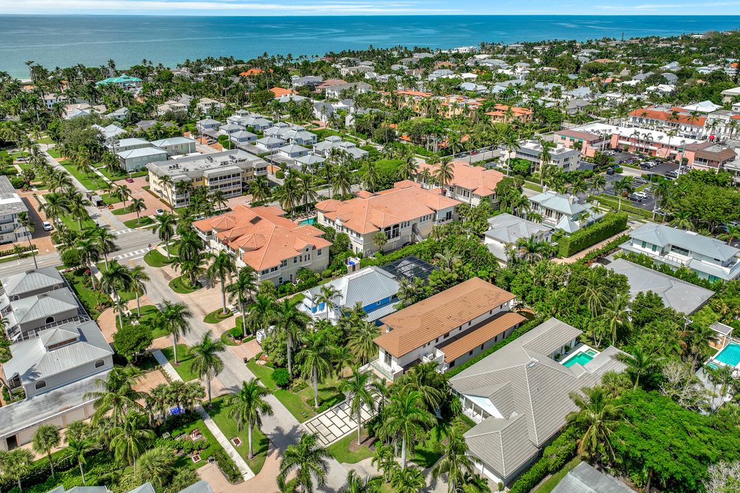 355 7th Ave S, Naples, FL 34102