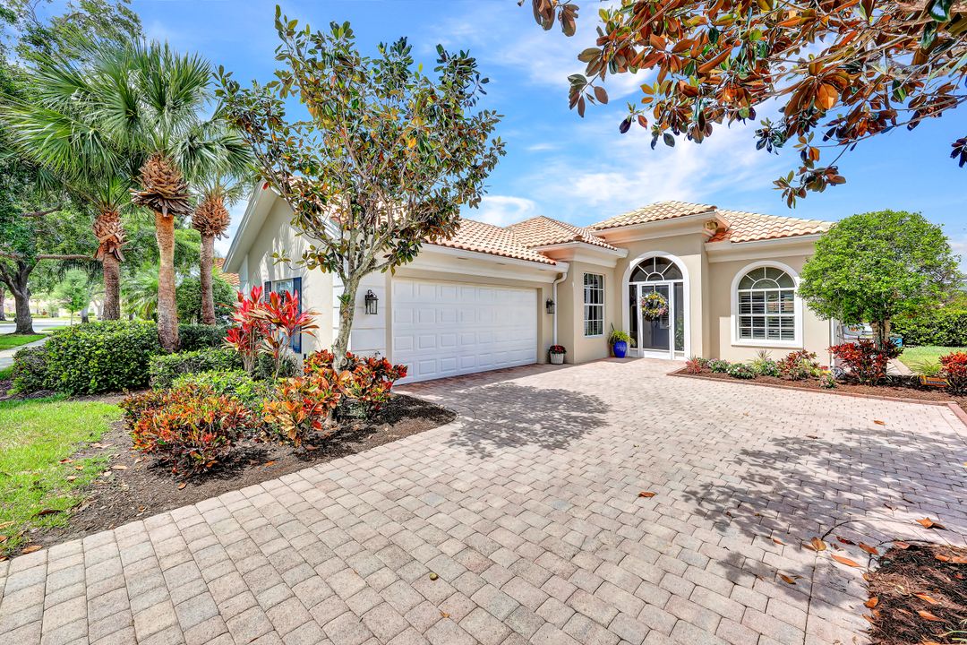 5441 Freeport Ln, Naples, FL 34119