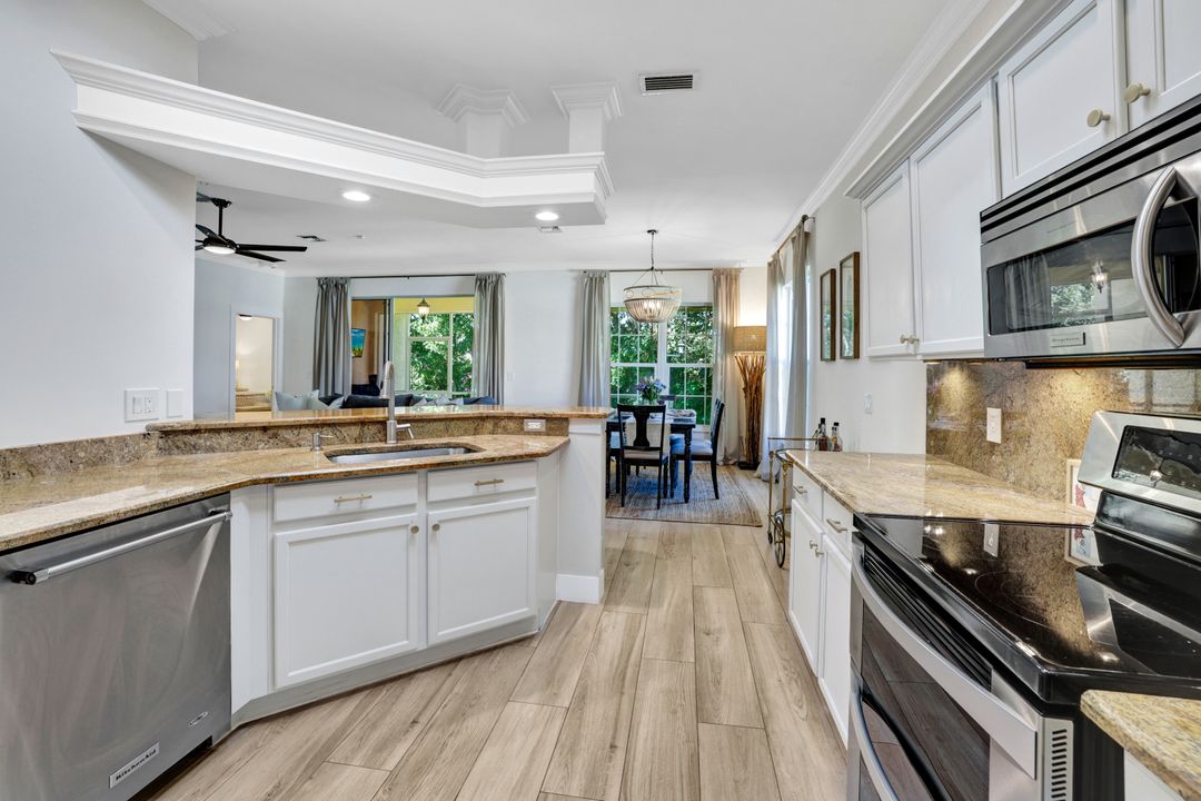 302 Stanhope Cir, Naples, FL 34104