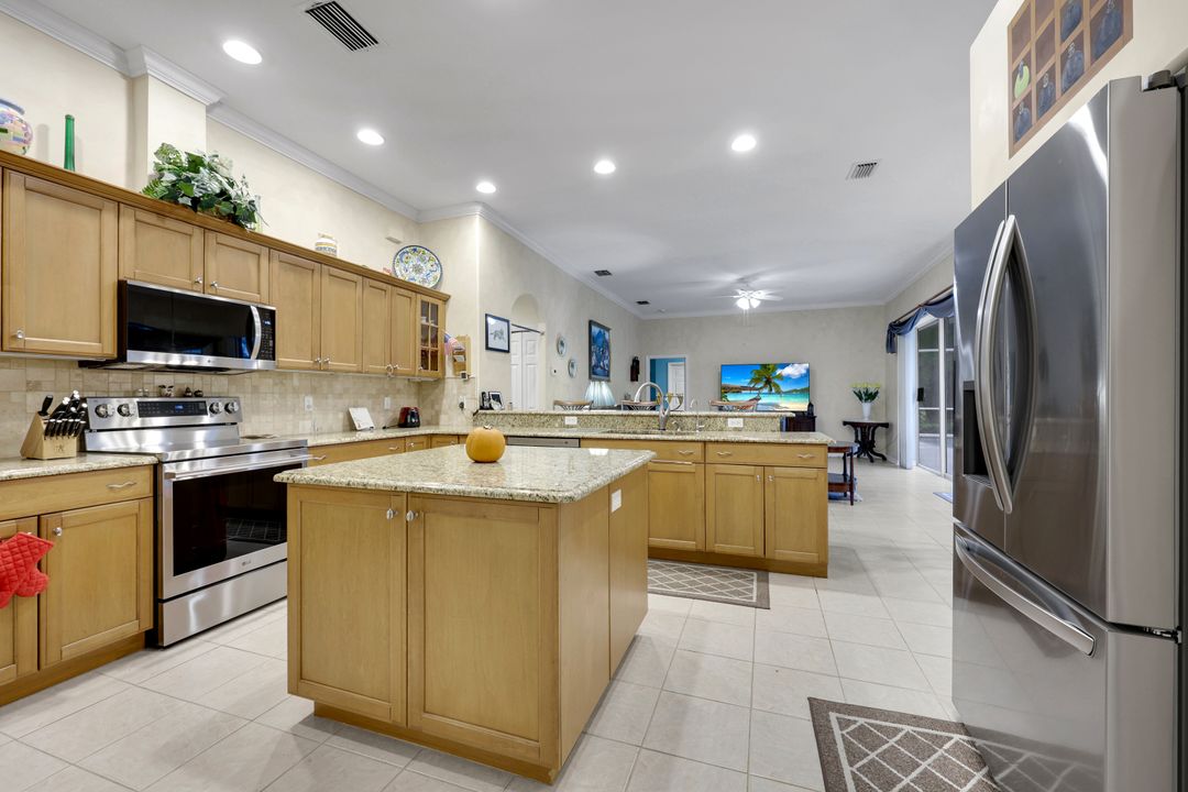 661 27th St NW, Naples, FL 34120