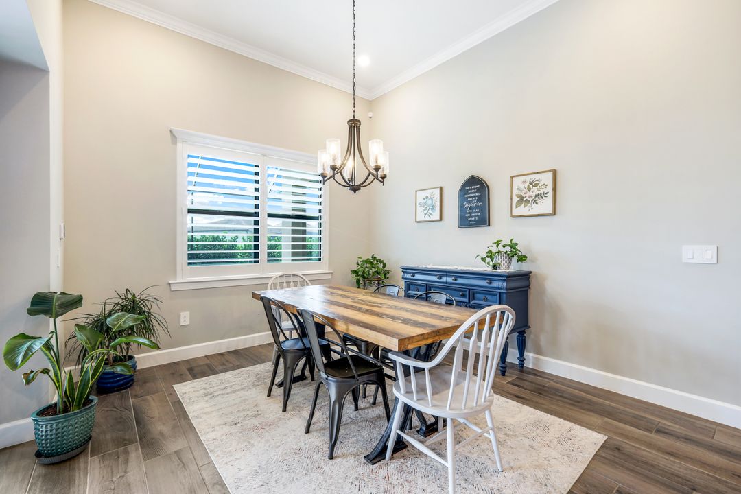 9554 Everglades Dr, Naples, FL 34120