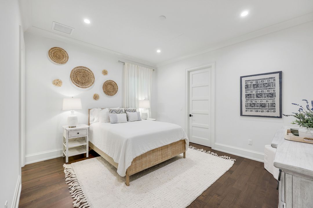 3200 Crayton Rd, Naples, FL 34103