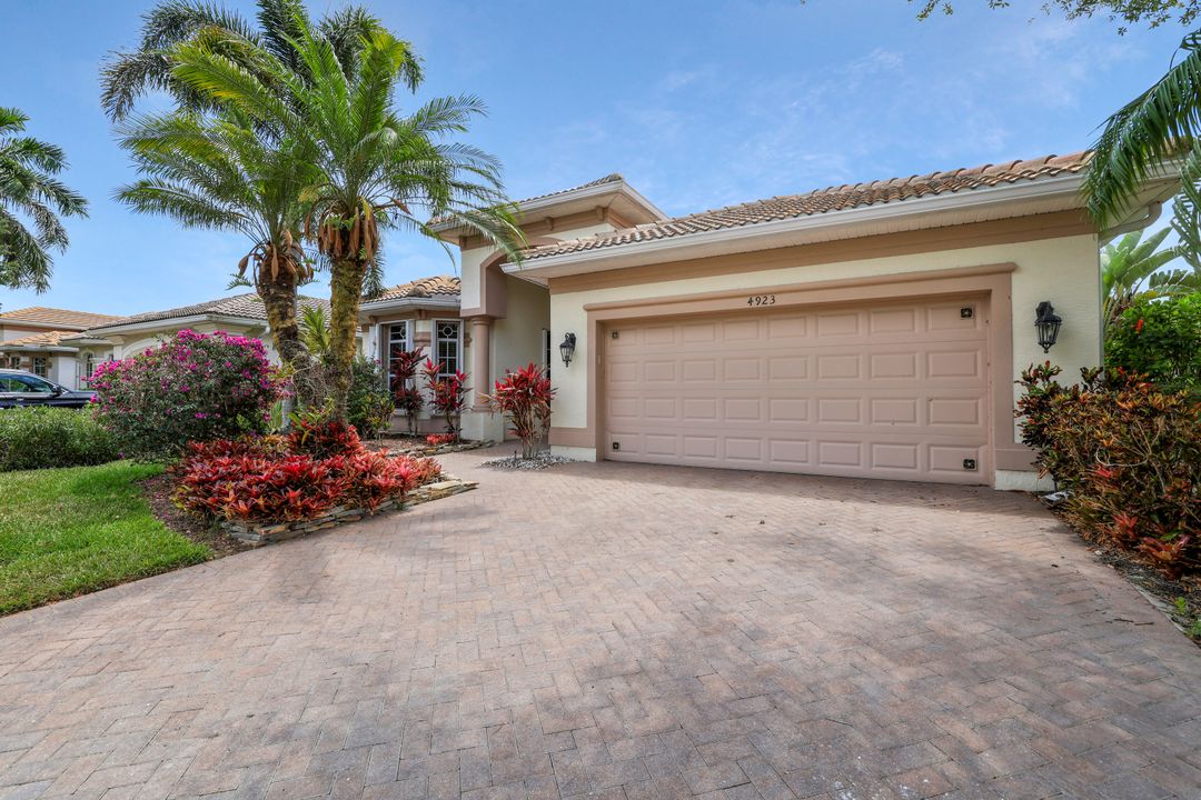 4923 Cerromar Dr, Naples, FL 34112