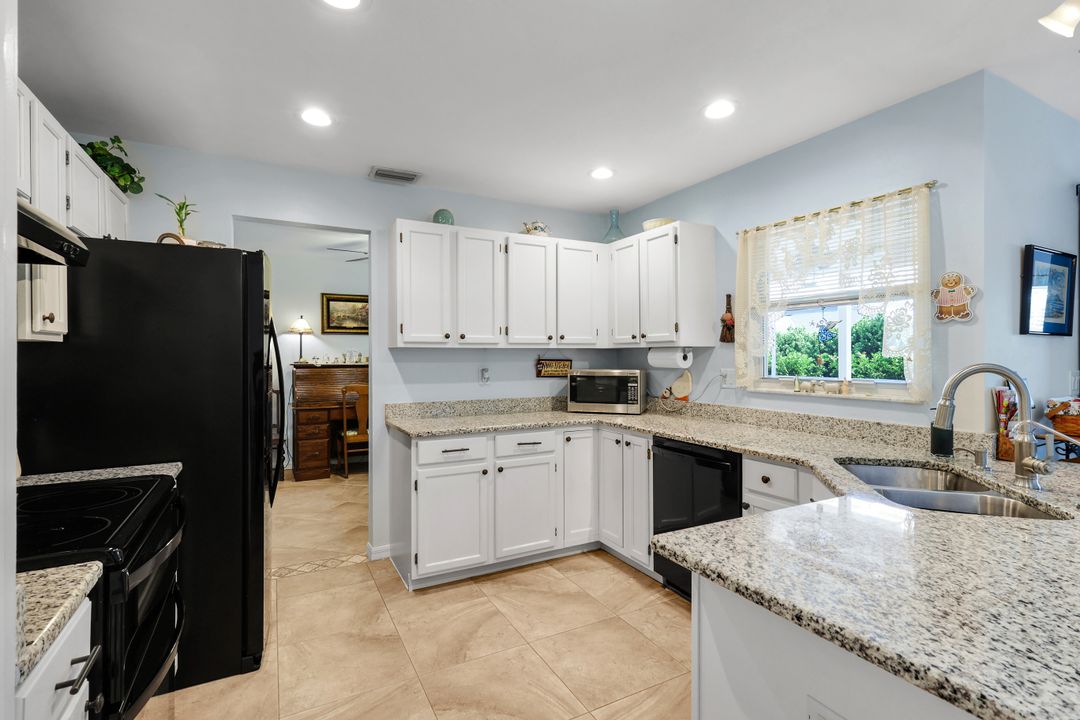 9814 Country Oaks Dr, Fort Myers, FL 33967