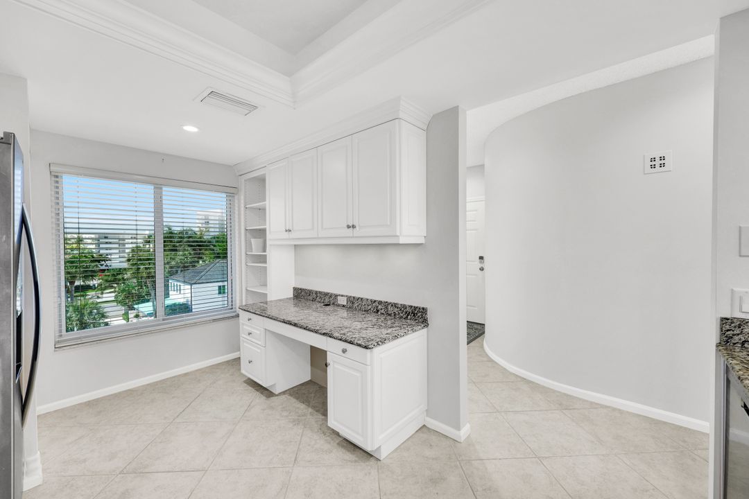255 Park Shore Dr #341, Naples, FL 34103