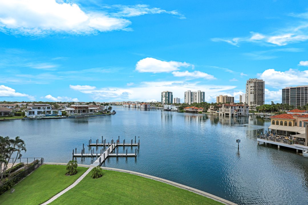 250 Park Shore Dr, Naples, FL 34103