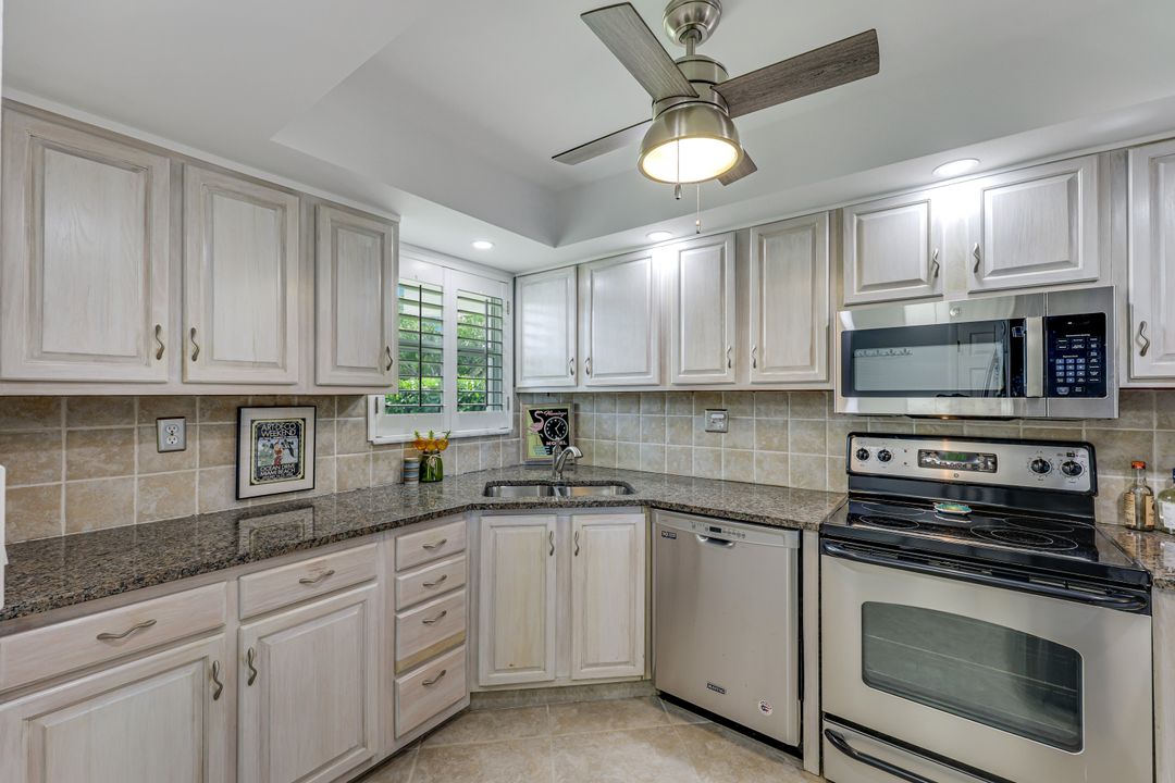 29 High Point Cir E #107, Naples, FL 34103