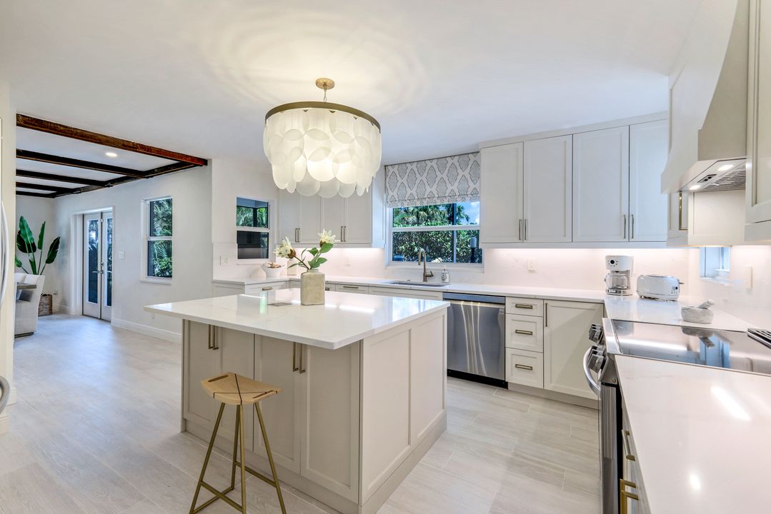 9602 Vanderbilt Dr, Naples, FL 34108