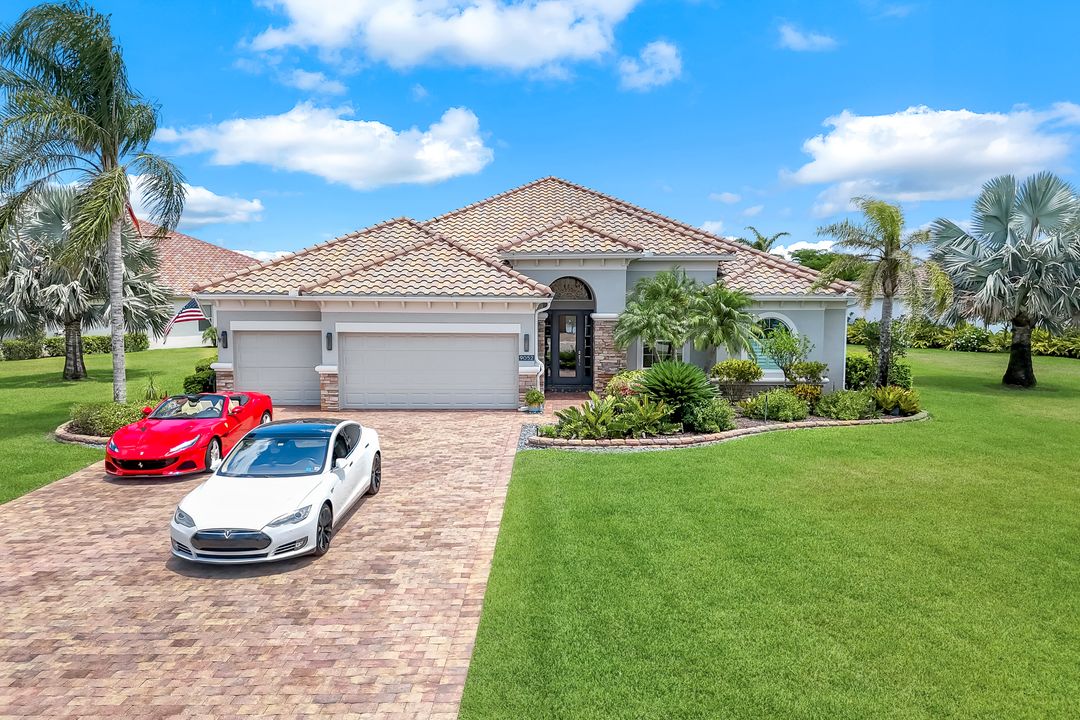 9052 Graphite Cir, Naples, FL 34120