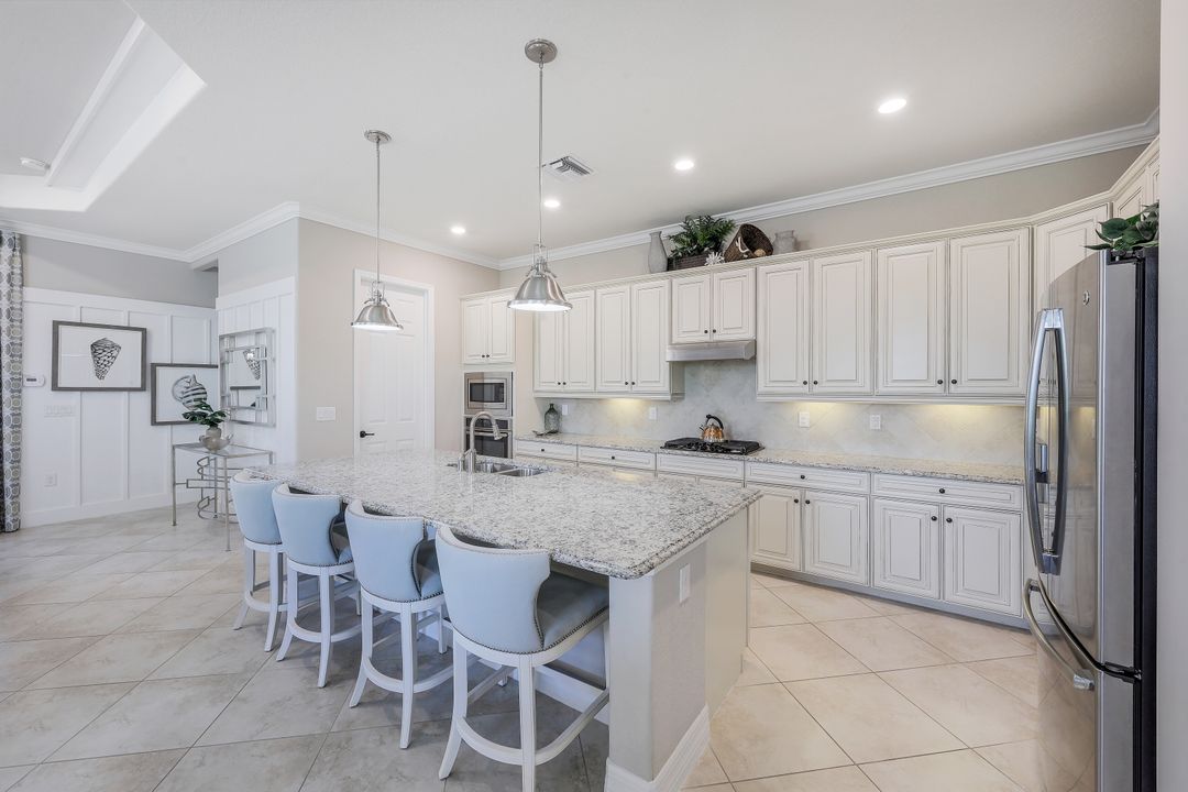 2939 Aviamar Cir, Naples, FL 34114