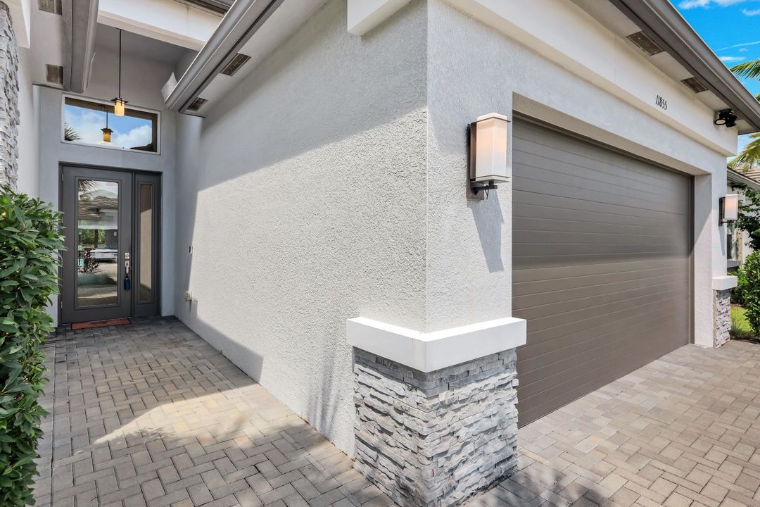 11855 Gardenia Ave, Naples, FL 34120