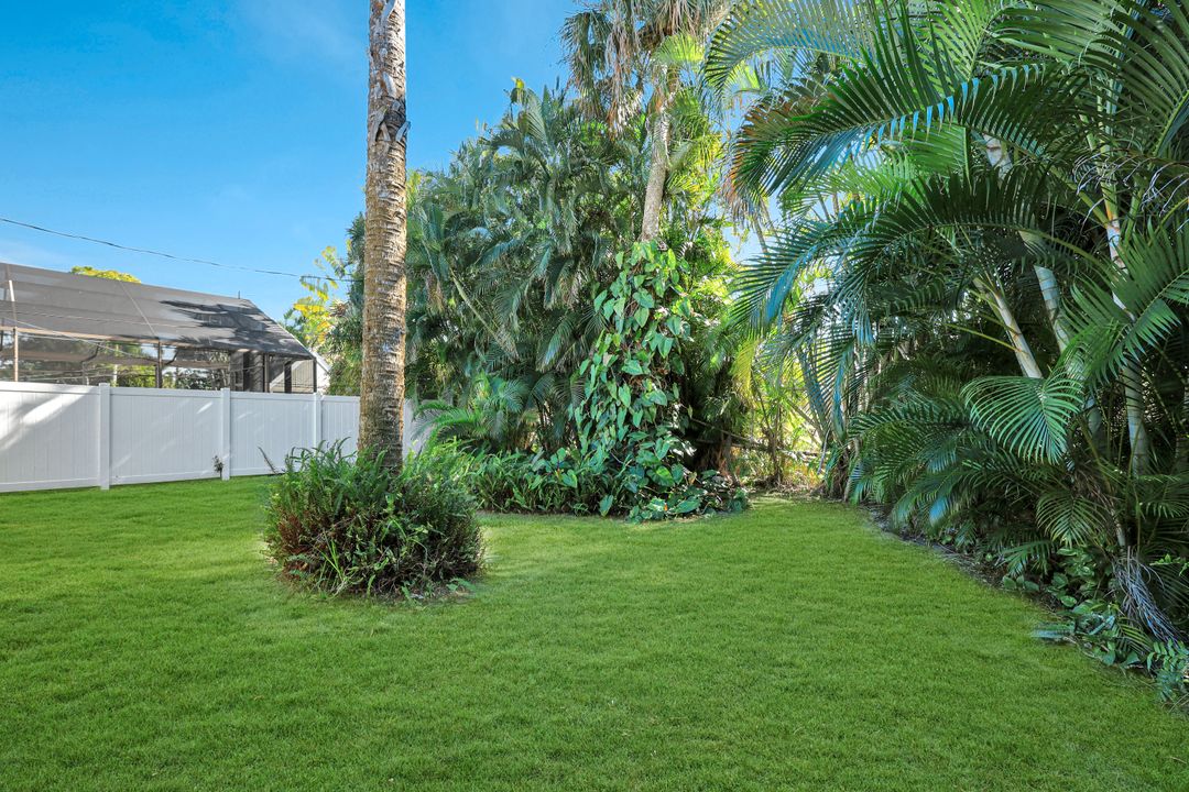 812 102nd Ave N, Naples, FL 34108