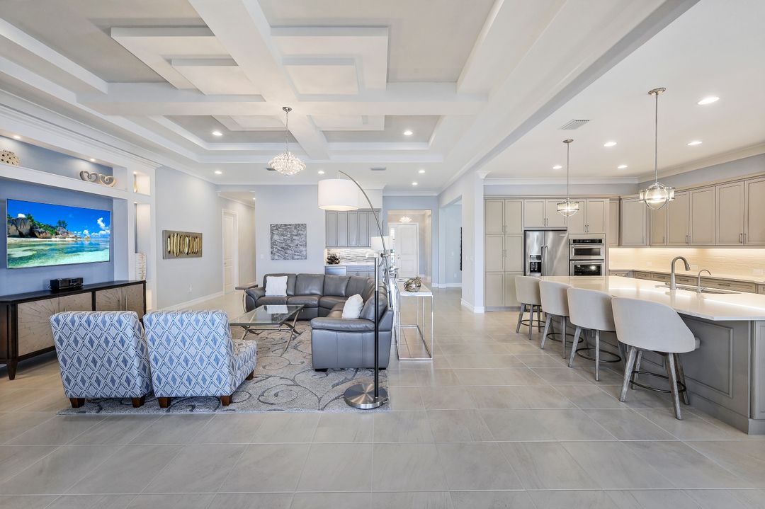 6177 Megans Bay Dr, Naples, FL 34112